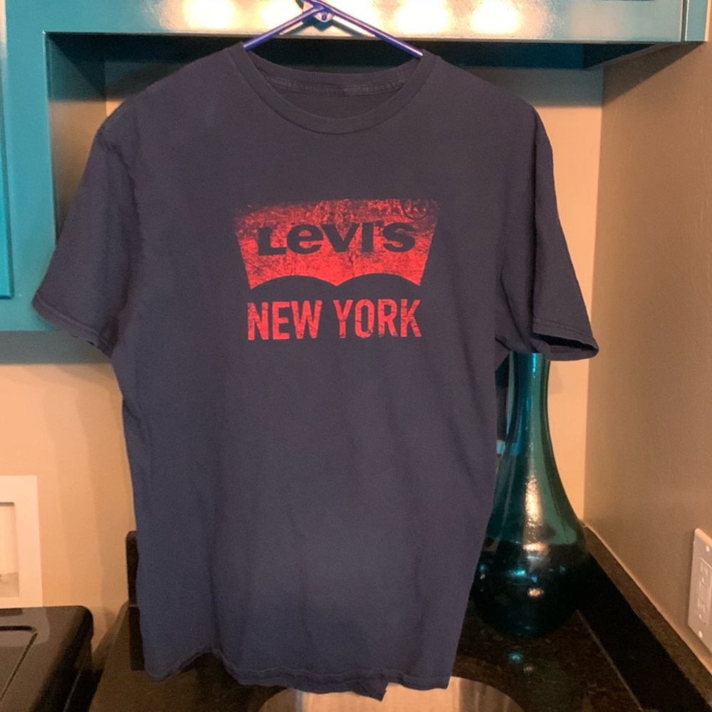 Boys/girls Levi’s T-shirt blue. Size large.